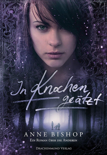 Das Produktbild zeigt eine Nahaufnahme eines Frauengesichts. Das rechte Auge wird von ihren Haaren verdeckt. Unterhalb des Gesichts steht der Buchtitel und der Name der Autorin. Im unteren Teil des Covers sieht man eine Waldlichtung, auf der eine Frau und ein Wolf stehen. Die Grundfarbe ist Dunkellila.
